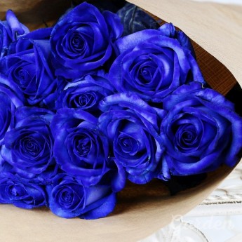 15 синих роз в крафте